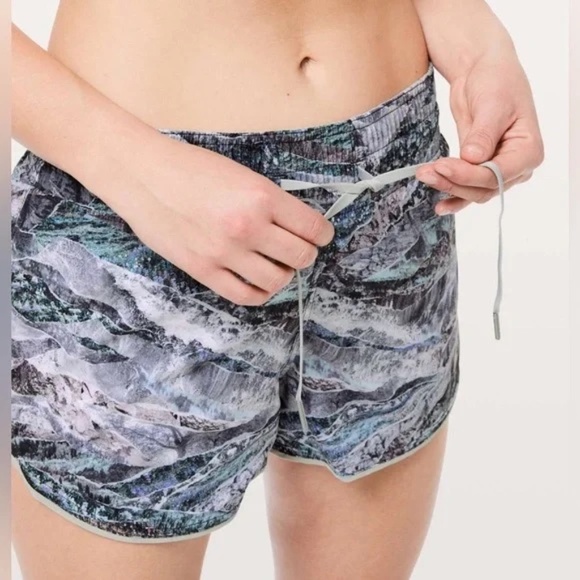 LULULEMON Choose a side Shorts - Reversible Size 6 - Picture 1 of 8